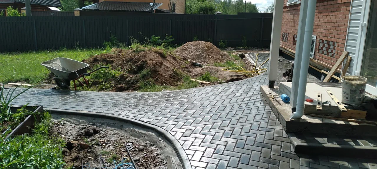 Двор с тротуарной плиткой Sevak Stroy в Раменском районе
